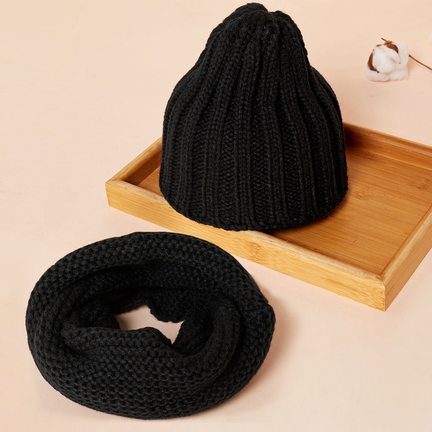 Stickat set, mössa och halsduk